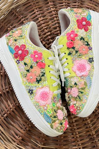 Green solid synthetic sneakers