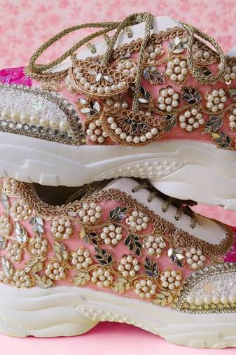 Pink solid synthetic sneakers