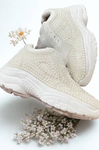 White solid synthetic sneakers