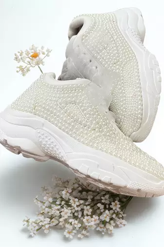 White solid synthetic sneakers