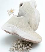 White solid synthetic sneakers