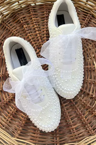 White solid synthetic sneakers