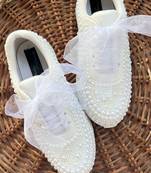 White solid synthetic sneakers