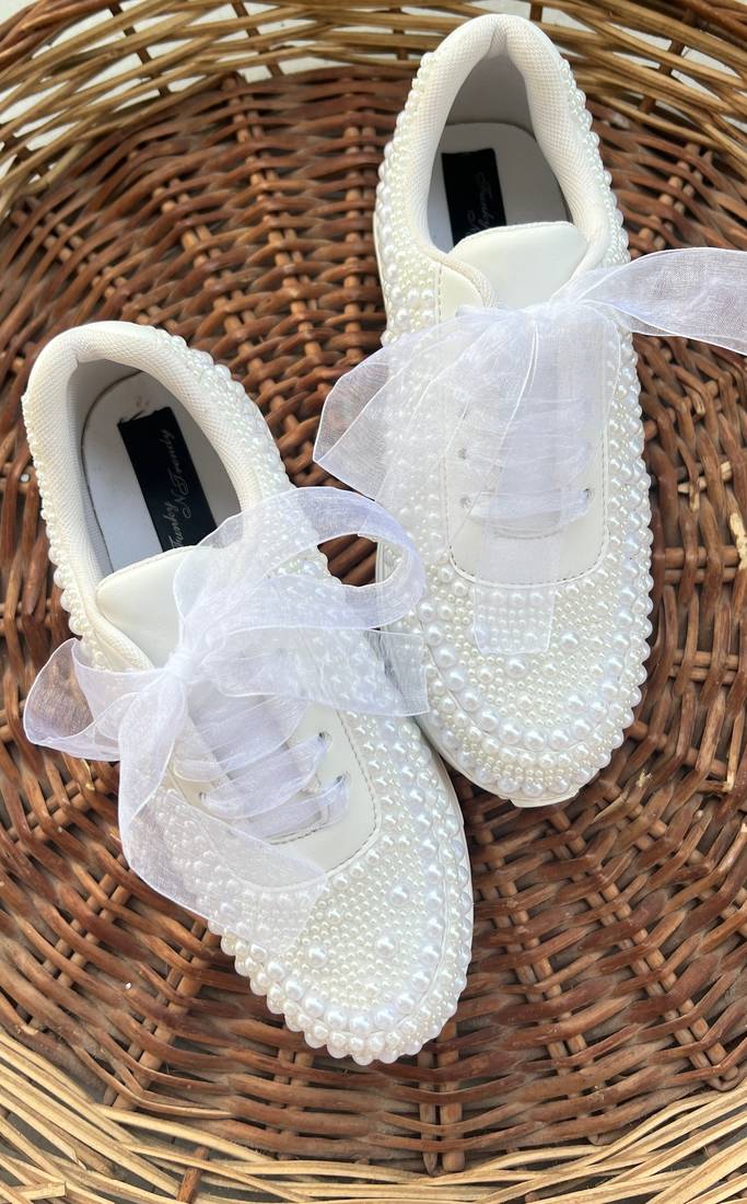 White solid synthetic sneakers