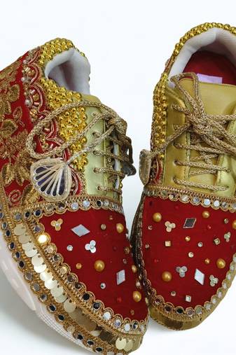 Red solid synthetic sneakers