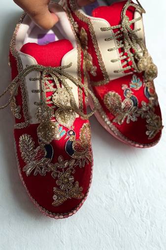 Red solid synthetic sneakers