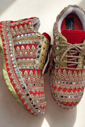 Red solid synthetic sneakers