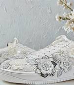 White solid synthetic sneakers