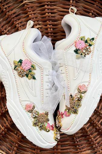 White solid synthetic sneakers