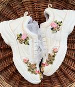 White solid synthetic sneakers