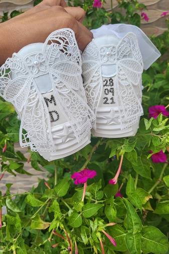 White solid synthetic sneakers