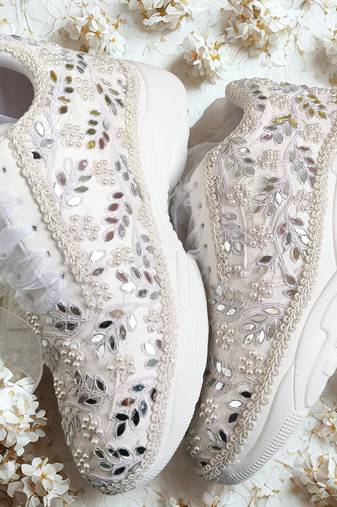 White solid synthetic sneakers