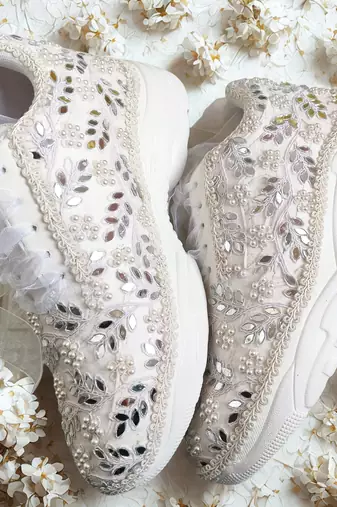 White solid synthetic sneakers