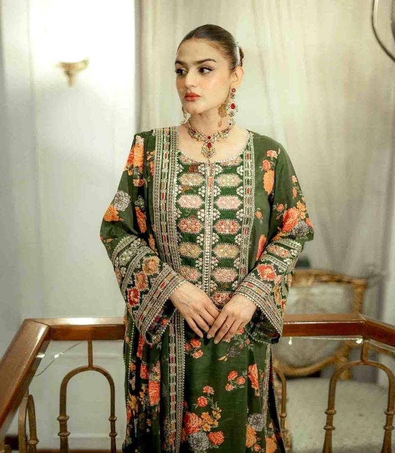 Green sequin embroidered straight suit