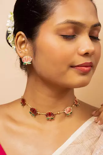 Elegant lotus motif gold necklace set