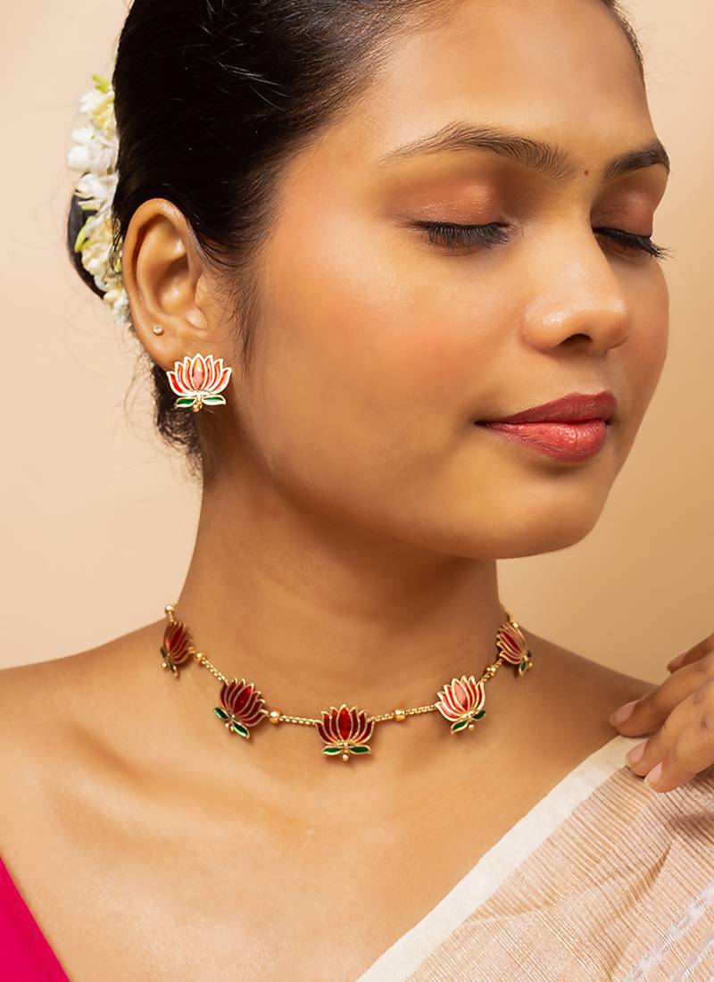 Elegant lotus motif gold necklace set