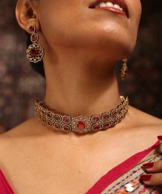 Royal pink kundan choker set with maang tikka and earrings 1
