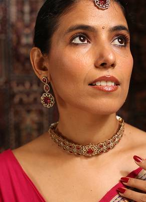 Royal pink kundan choker set with maang tikka and earrings 4