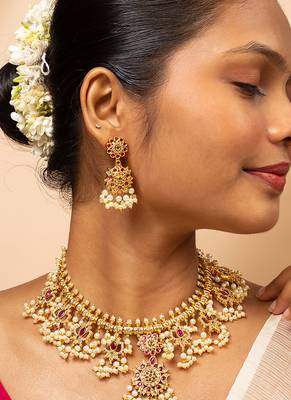 Guttapusalu necklace with pink and white stones and matching stud earrings 1