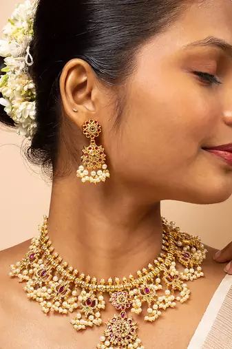 Guttapusalu necklace with pink and white stones and matching stud earrings