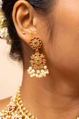 Guttapusalu necklace with pink and white stones and matching stud earrings