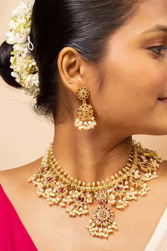 Guttapusalu necklace with pink and white stones and matching stud earrings