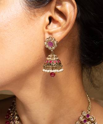 Elegant pink and gold kundan necklace set with matching earrings 3