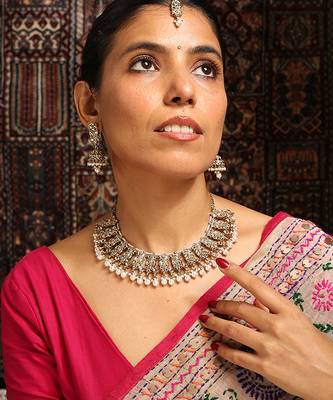 Royal kundan choker set with pearl droplets 4