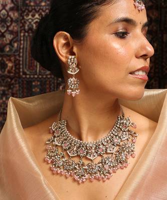 Traditional kundan and baby pink bead jewelry set 4