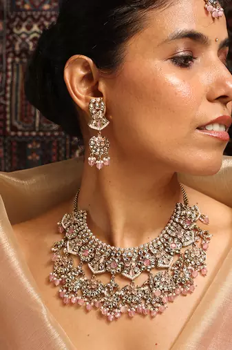Traditional kundan and baby pink bead jewelry set