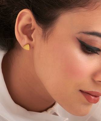 Gold plated stud earrings in sterling silver 3