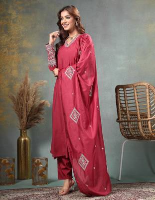 maroon zari work a-line chanderi silk kurta trouser dupatta set 2