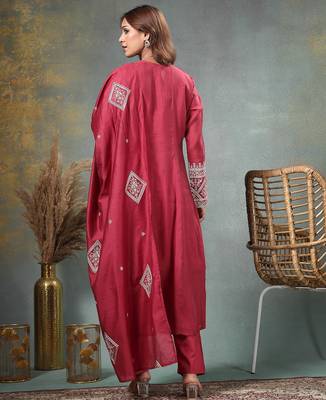 maroon zari work a-line chanderi silk kurta trouser dupatta set 3