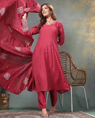 maroon zari work a-line chanderi silk kurta trouser dupatta set 5