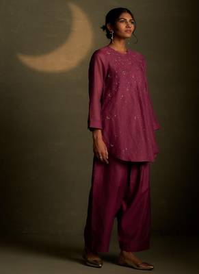 Magenta embroidered chanderi kurta set 2