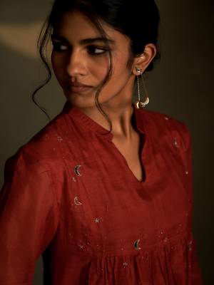 Red embroidered chanderi kurta set 4
