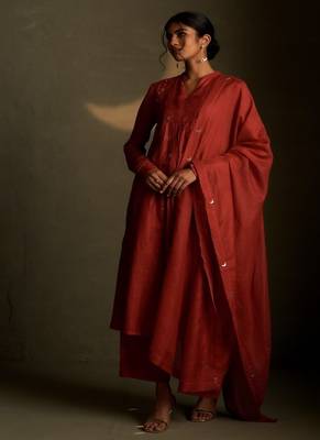 Red embroidered chanderi kurta set 5