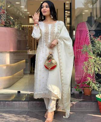 Off white elegance embroidered viscose chanderi kurta set 1