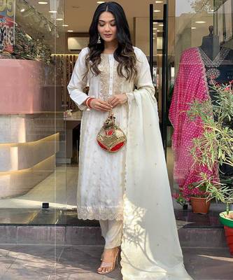 Off white elegance embroidered viscose chanderi kurta set 3