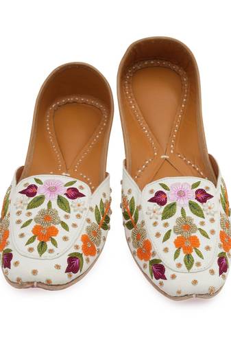 White floral embroidered leather juttis