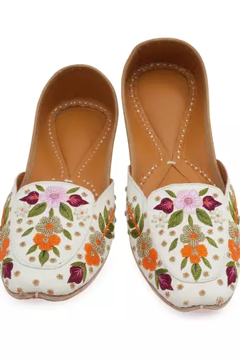White floral embroidered leather juttis