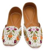 White floral embroidered leather juttis