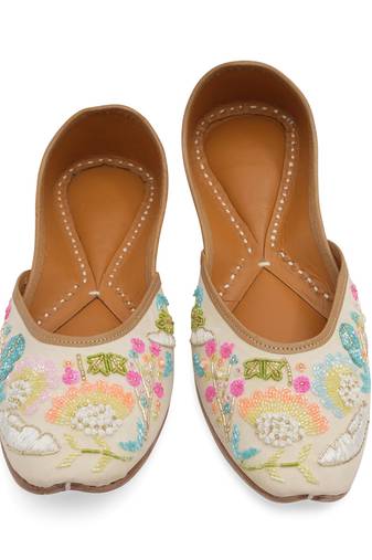 Cream floral embroidered leather juttis