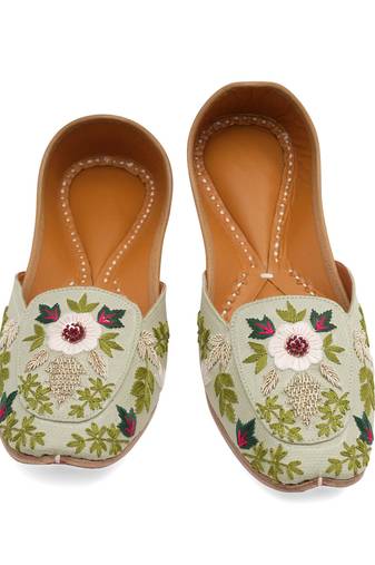 White floral embroidered leather juttis