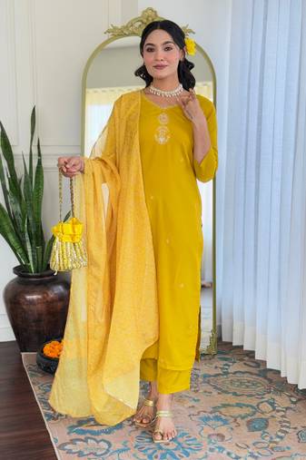 Women’s yellow embroidered kurta set – elegant ethnic wear