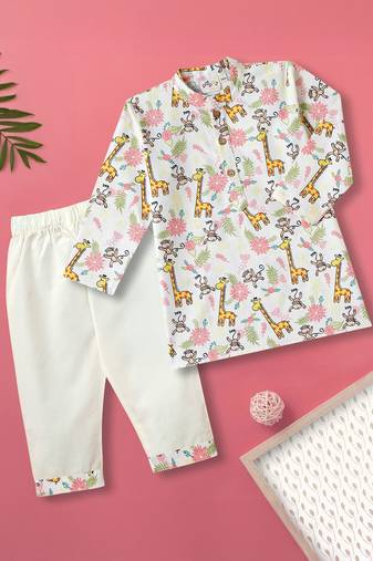 Boys white floral and giraffe printed cotton kurta pyjama set