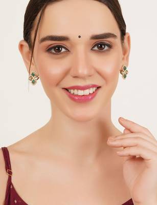 Mint royale pearl studs 1