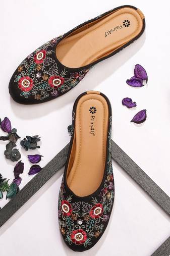 Pairs4u women's black embroidered canvas juttis - traditional slip-on ethnic flats with comfortable pvc sole for women