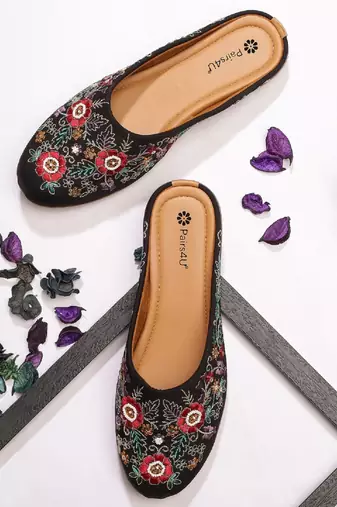 Pairs4u women's black embroidered canvas juttis - traditional slip-on ethnic flats with comfortable pvc sole for women