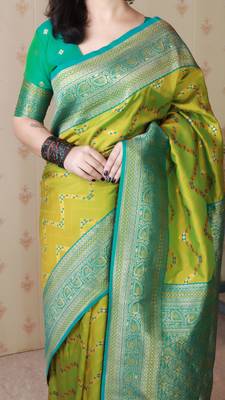 Soft silk banarasi zigzag meenakari zari woven saree 4